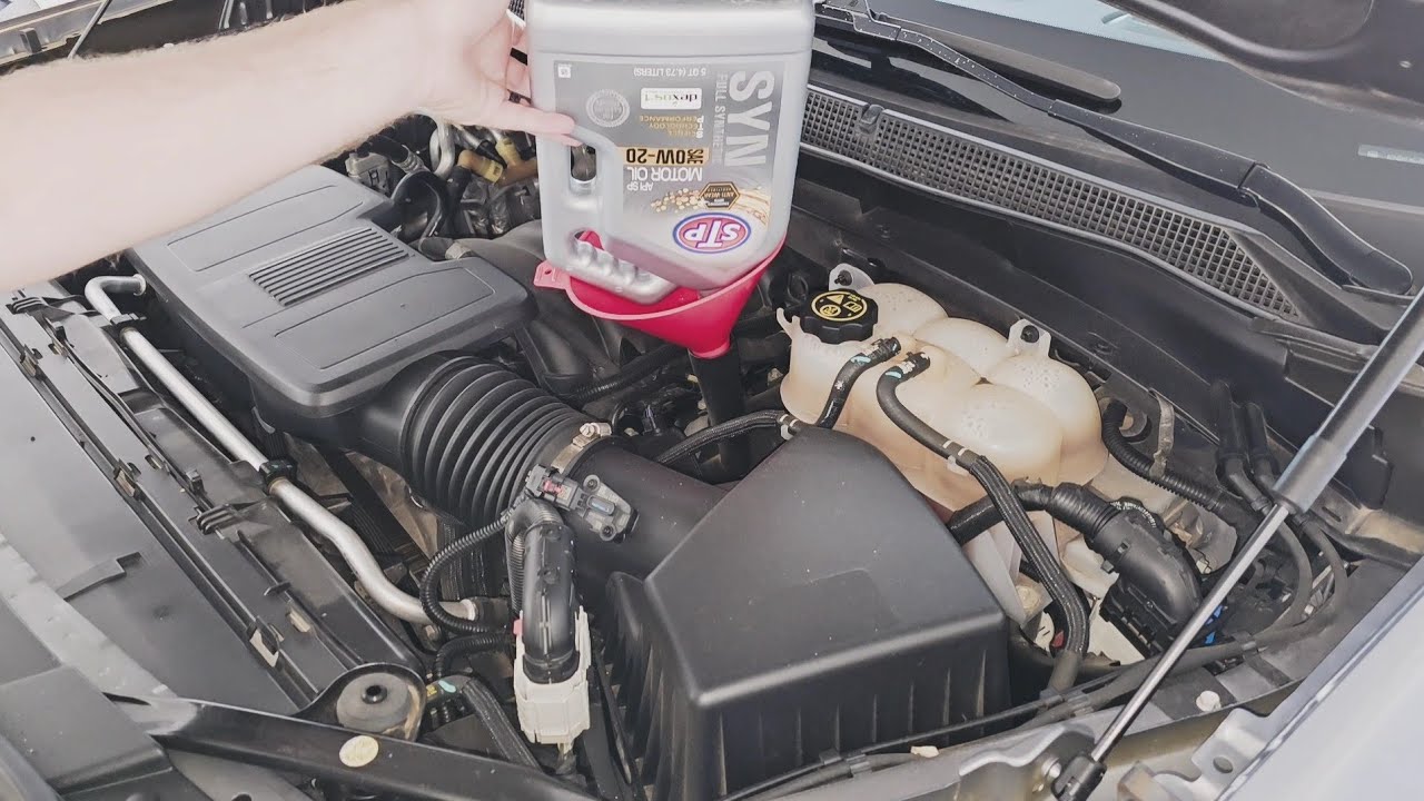 Замена масла в Chevrolet Suburban 2022 года