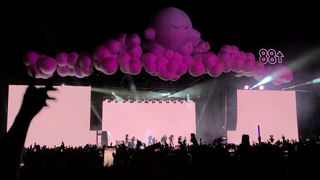 CL - Hello Bitches [Head In The Clouds Festival] 🍒