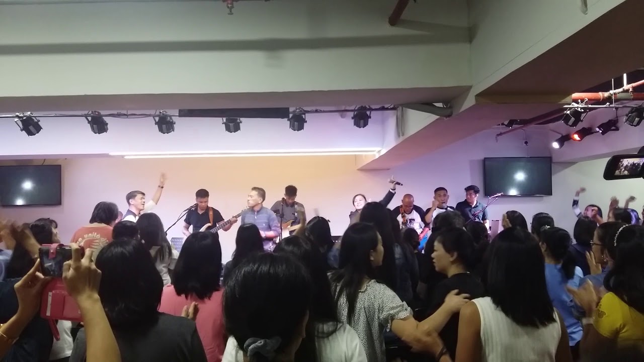 Itaas ang mga kamay sa Panginoong Jesus.