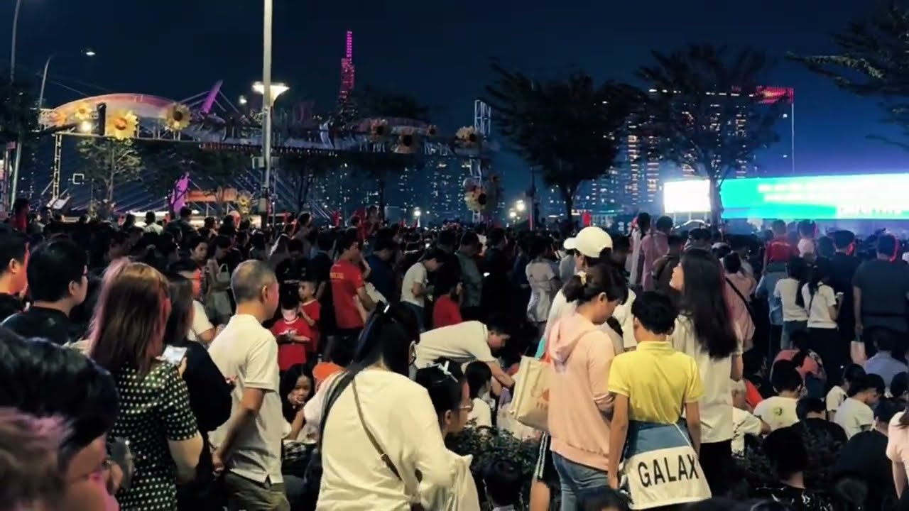 Bắn Pháo Hoa Kỷ Niệm 50 Năm Ngày Thống Nhất Đất Nước/SÀI GÒN DU HÝ