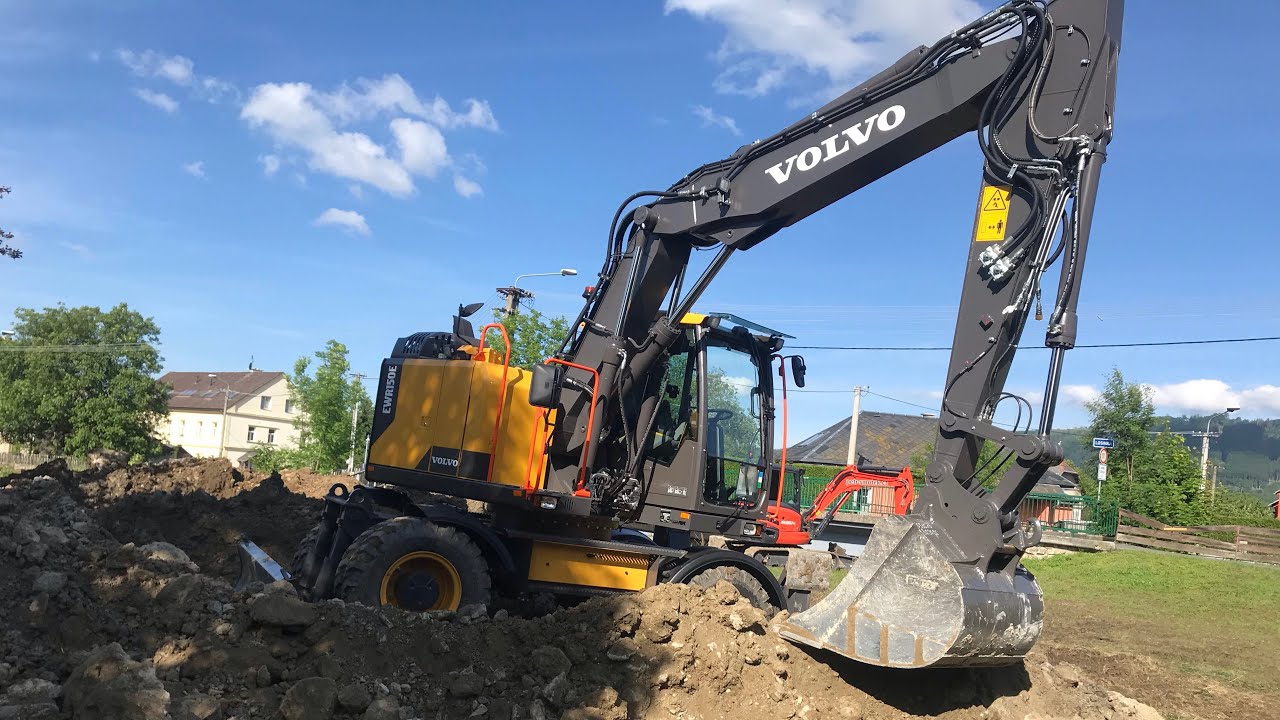 Volvo EWR 150E loading Tatra 815