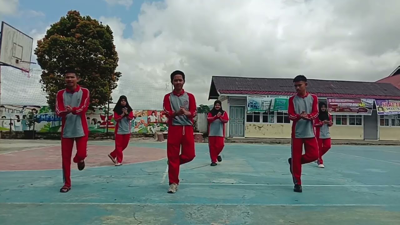 Praktek Senam PJOK Kelas XII F 7 Anggota Kelompok : Riva, Irsal, Rahmi, Vioza, Putri, Rian