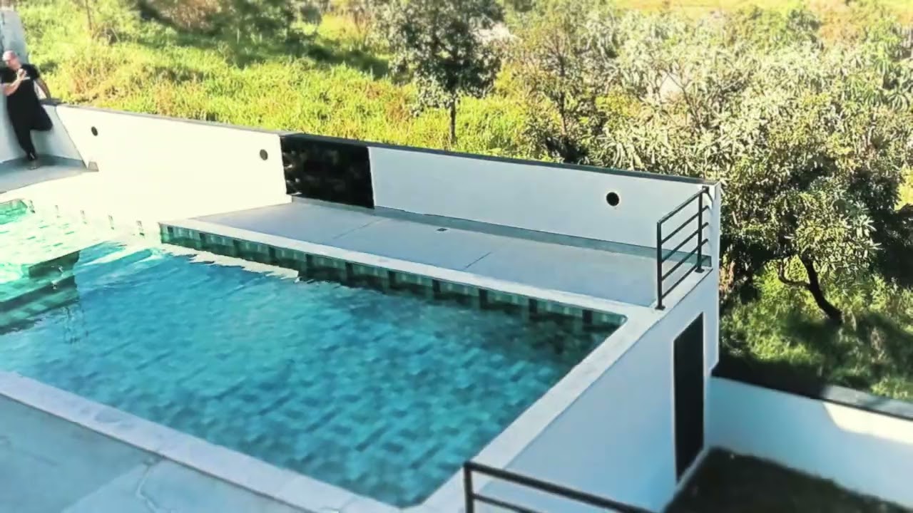 Construção de piscina em terreno em declive
