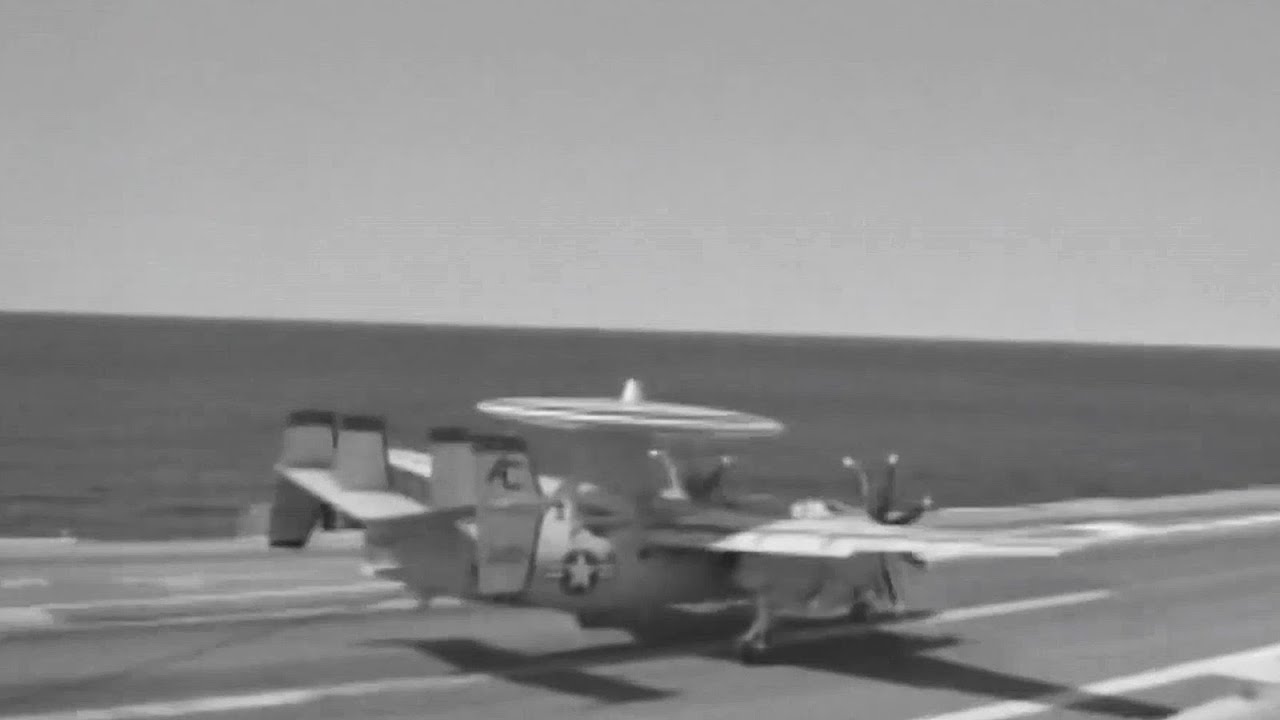 E-2C Hawkeye prawie wpadł do morza po zatrzymaniu się na linach