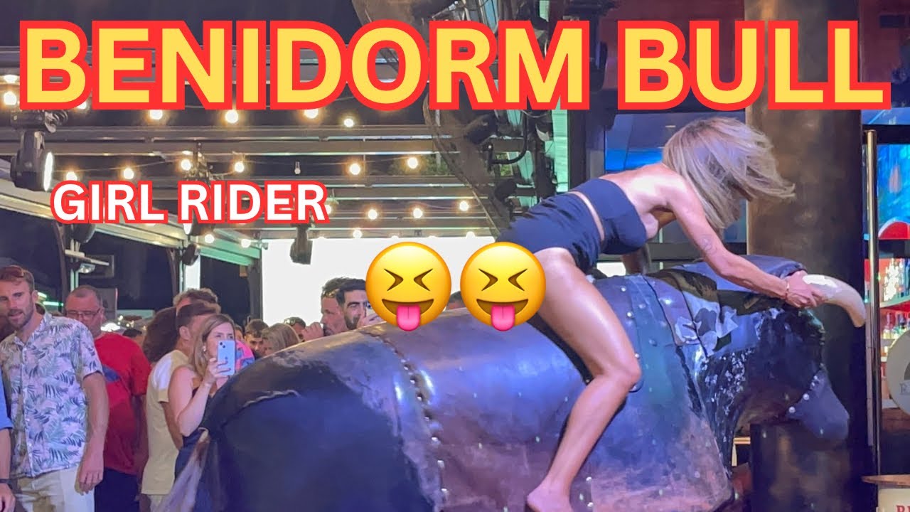 😛Girls Bull riding 🤠Best mechanical Bull riding! Benidorm Bull 🐂 4 K Spain 🇪🇸