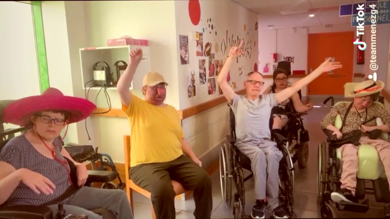 Vidéo du confinement - La danse de la fraternité du foyer Menez Roual