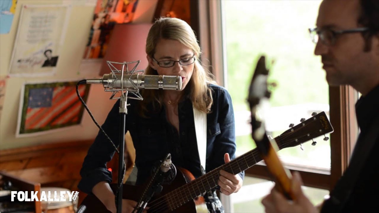 Folk Alley Sessions: Aoife O'Donovan - "Lay My Burden Down"