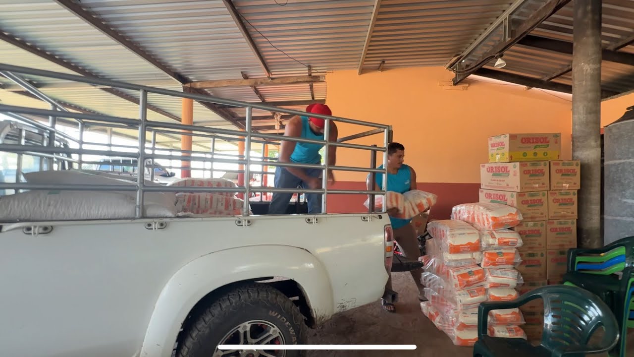 Descargando los viveres de la donación que aremos 