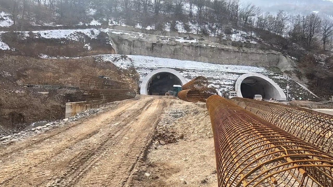 Autoput Koridor 5C. Dionica Ponirak-Vranduk. Težak teren i gradilište.