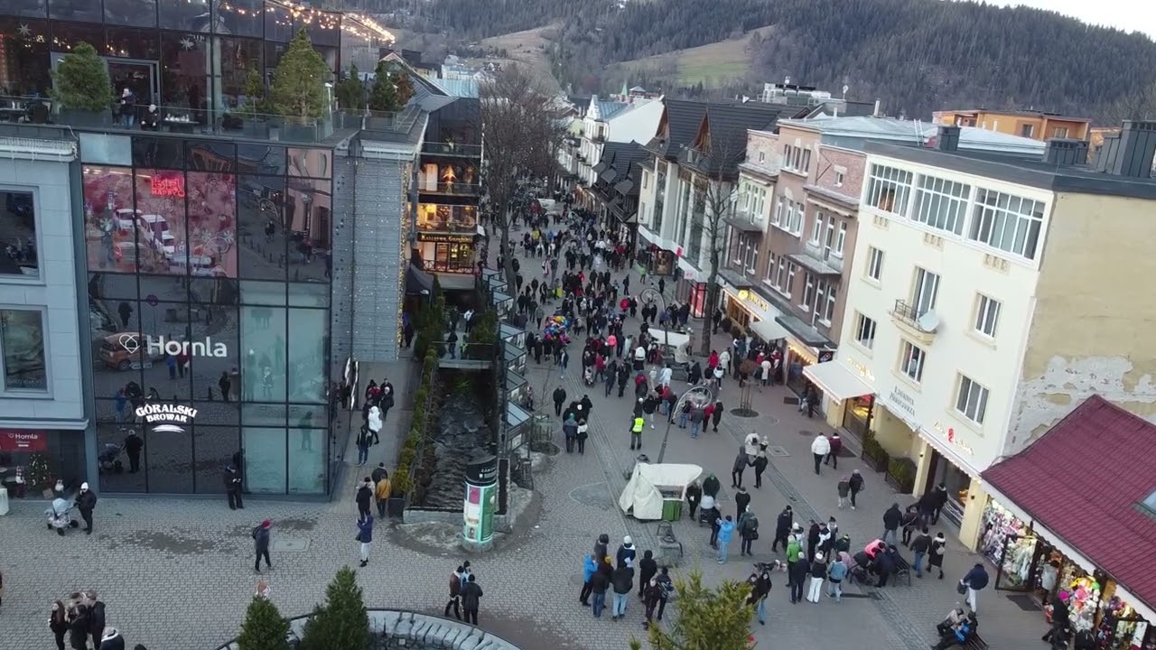 Zakopane, Krupówki. Piątek, godz. 15.00,  dwa dni do Sylwestra.