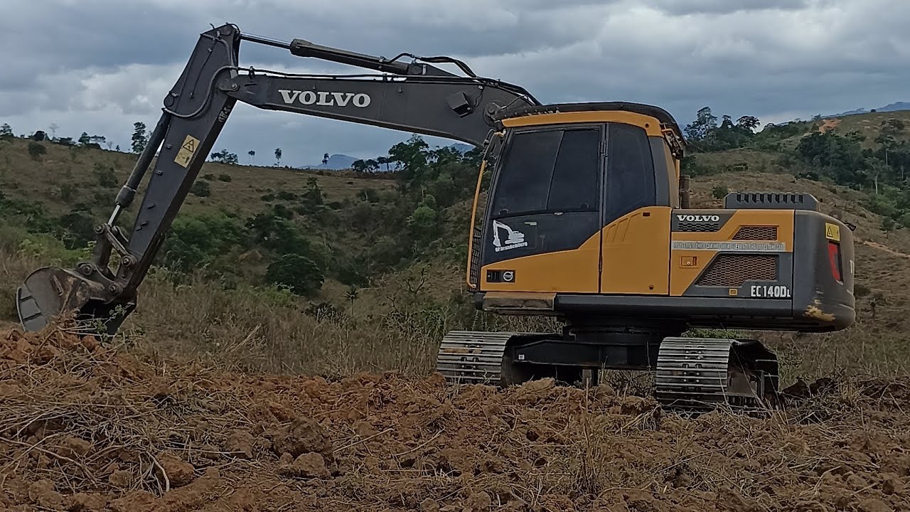 limpeza de pasto, com escavadeira
