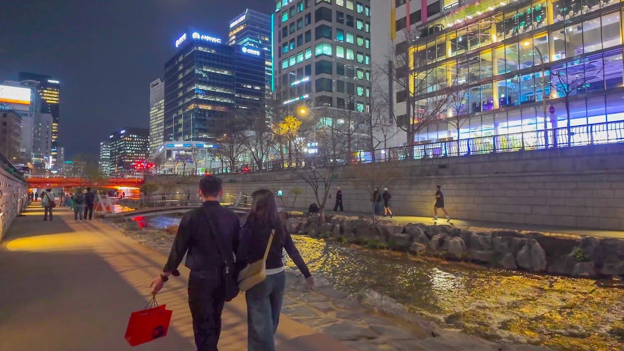 Seoul Night Walk 🇰🇷 | Evening Stroll Along Cheonggyecheon Stream (4K City Ambience)