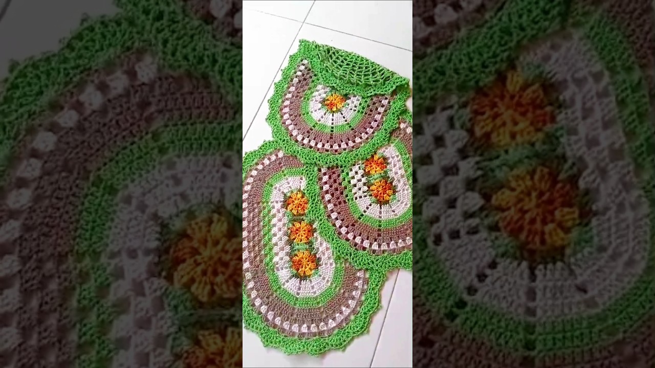 Jogo de banheiro tr&ecirc;s pe&ccedil;as. Modelo D&eacute;bora.#crochet  #tapetecrochebarbante #jogodebanheirodecroche