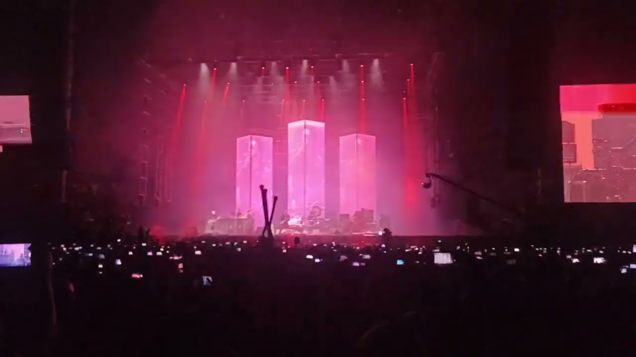 Molotov - La Chica Banda [feat. Rubén Albarrán] (Foro Sol)