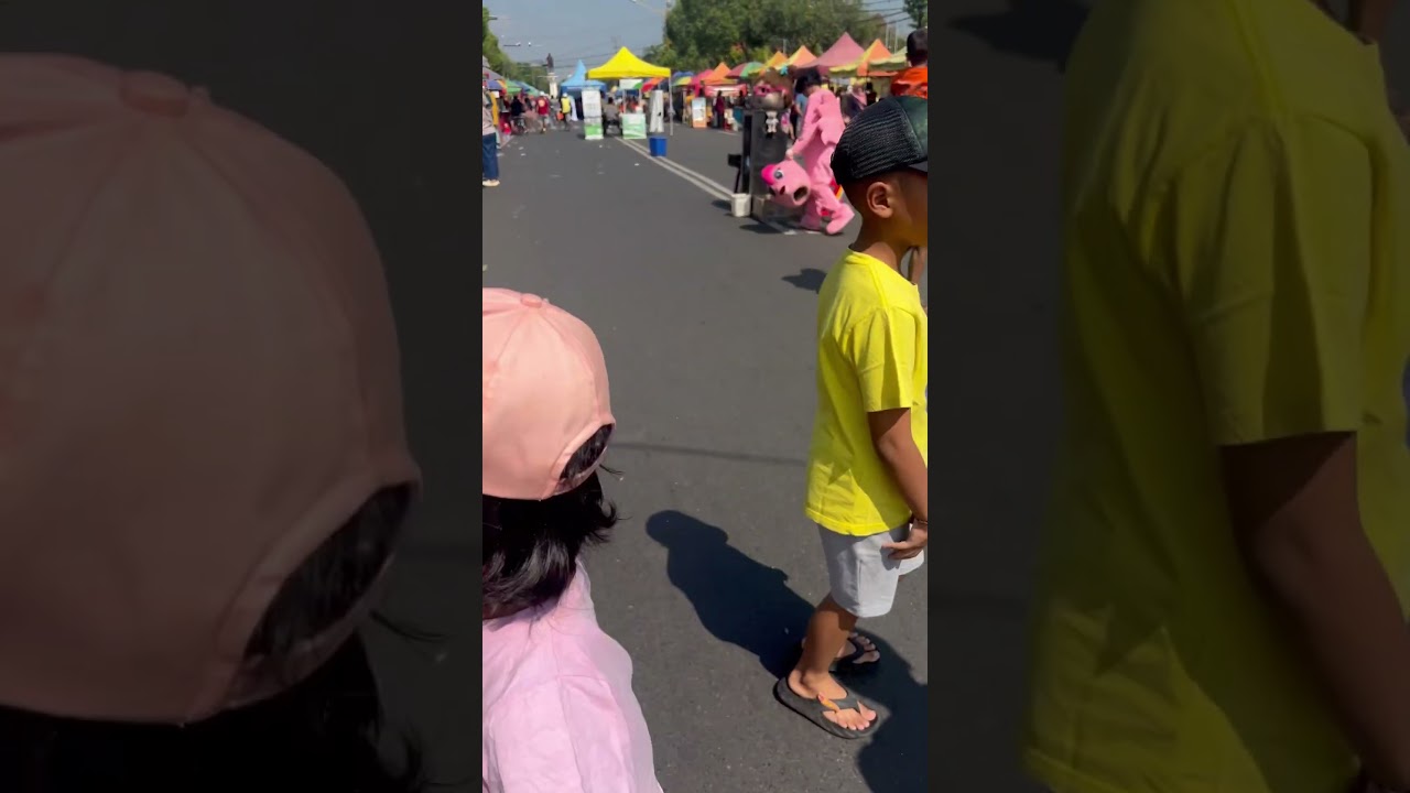 Lagi jalan jalan di cfd lihat badut warna pink #cfd #badut #jalanjalanpagi #funny #shortvideo