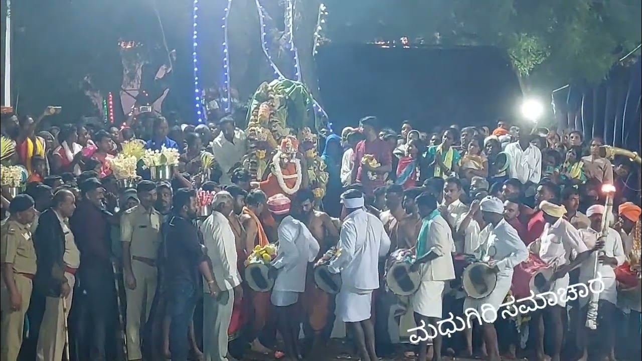 ದಂಡಿನ ಮಾರಮ್ಮ ದೇವಸ್ಥಾನದ ಅಗ್ನಿಗೊಂಡ ದಲ್ಲಿ ಭಕ್ತರು ಆರತಿಗಳೊಂದಿಗೆ ಕೆಂಡ ಹಾರುತ್ತಿರುವುದು