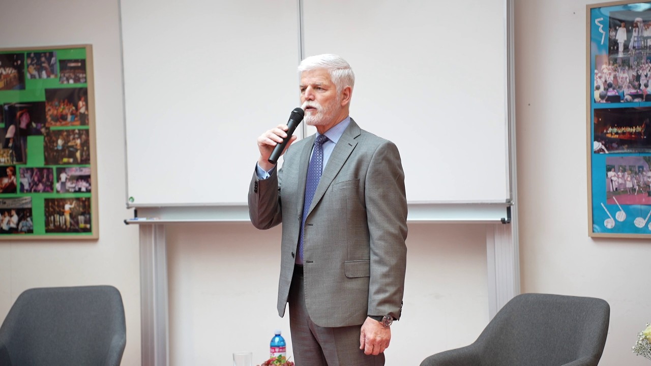 Prezident Pavel debatoval s letňanskými žáky