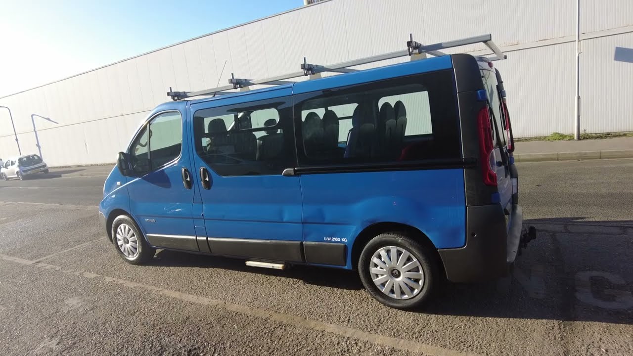 Renault Traffic 12-Seater Minibus