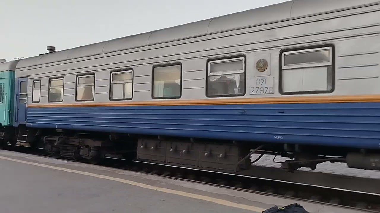 тепловоз ТЭП33А 0015 жолаушылар пойызымен номер 7 Алматы Саратов станция Шиелі