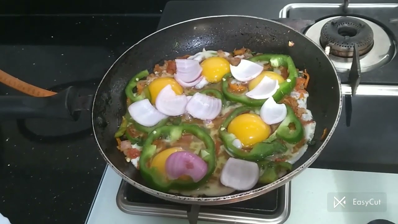 Egg pizza snack with only egg and vegetables 