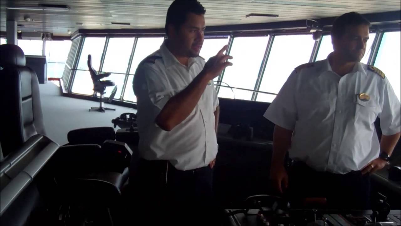 Capitan muestra la cabina de Mando del Liberty of the Seas