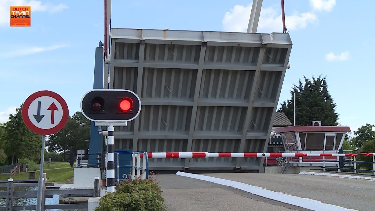 DUTCH BRIDGE OPENS - Brug Follega