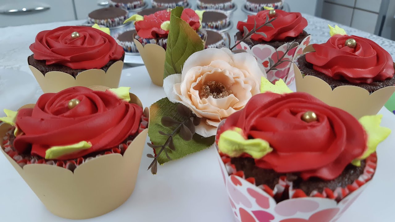 Cupcake Decorado com Rosetas de Chantilly