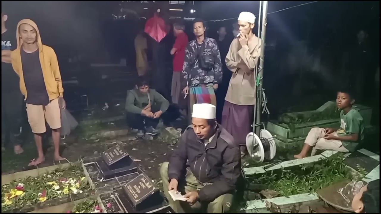 Walaupun menguburkan tengah malam , warga bonpa tetap semangat...LUAR BIASA