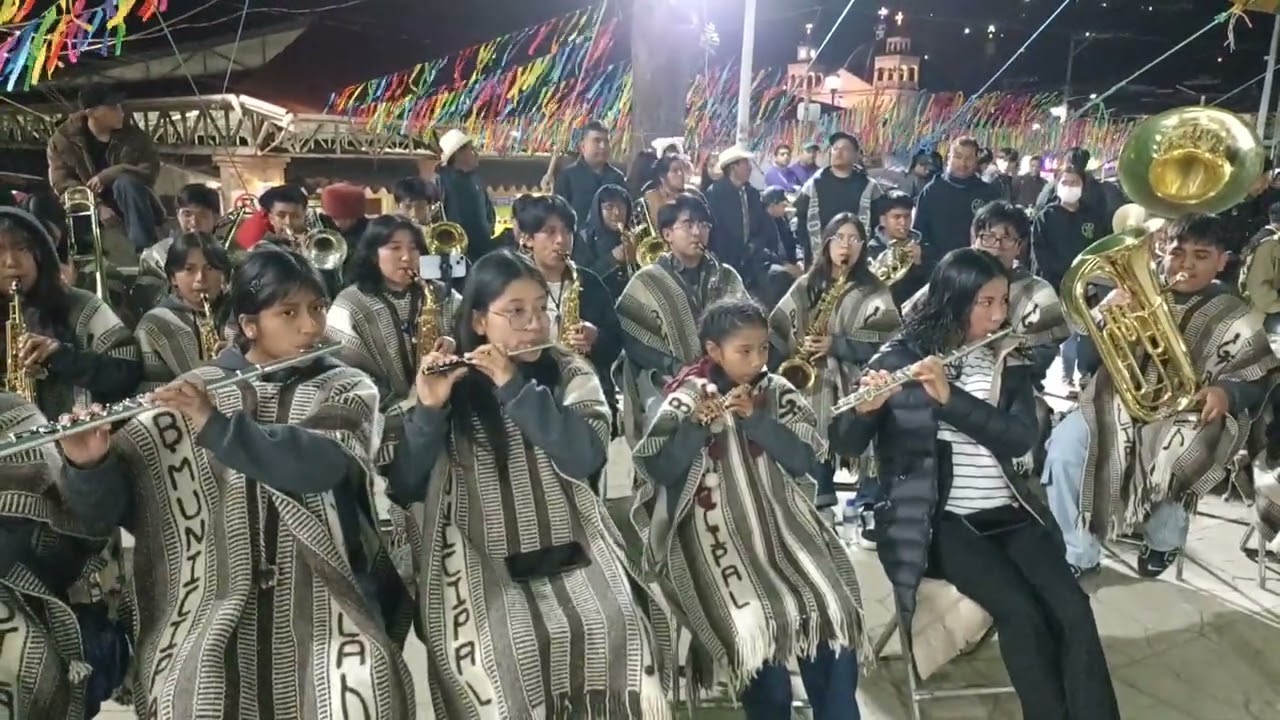 LA BANDA DE AYUTLA CON LA INTERPRETACIÓN DE 