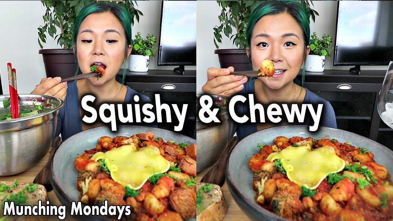 GNOCCHI PASTA & GARLIC BREAD MUKBANG (chewy squishy pasta goodness) // Munching Mondays Ep.18