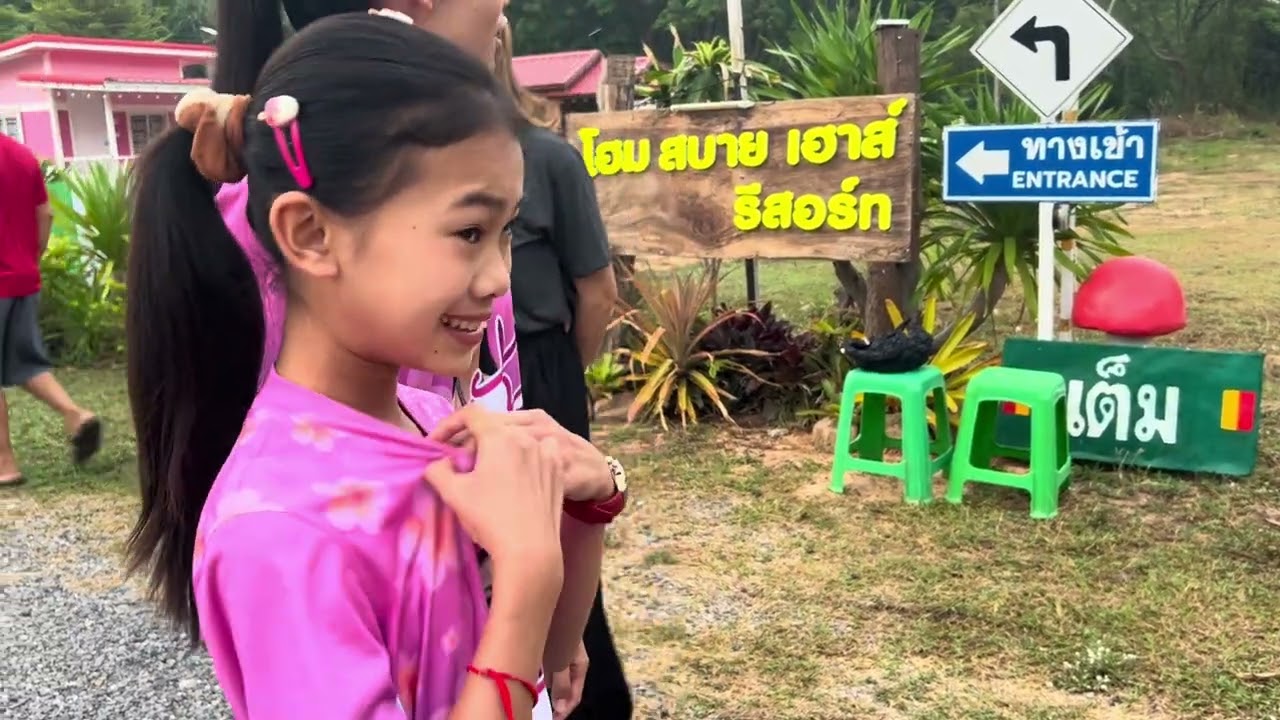 ธิดาลาวตื่นแต่เช้าใส่บาตรอนุโมทนาบุญด้วยกันนะคะ ￼