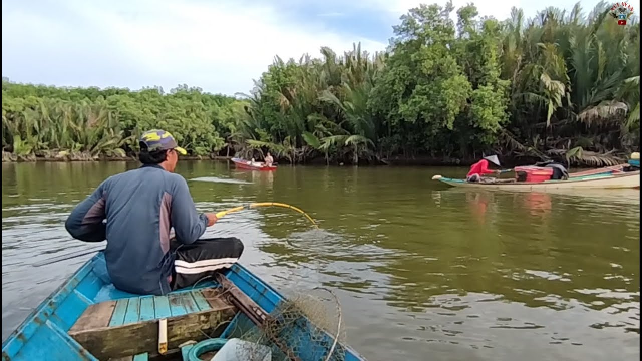 Sampai tiga pemancing untuk meladeni sambaran ikan di spot satu ini