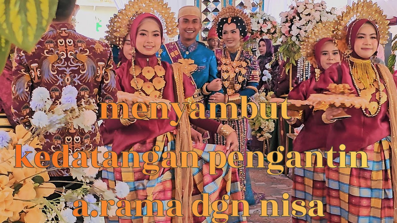 Saat kedatangan kedua mempelai diiringi tari penjemputan adat khas daerah bugis makassar.