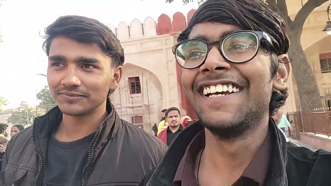 Hum gya Lal kela sorry guys video late hogyi aap baato kassi h video or subscribe karo like karo 