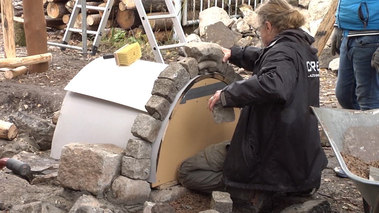 Historisches Dorf bekommt Lehmbackofen