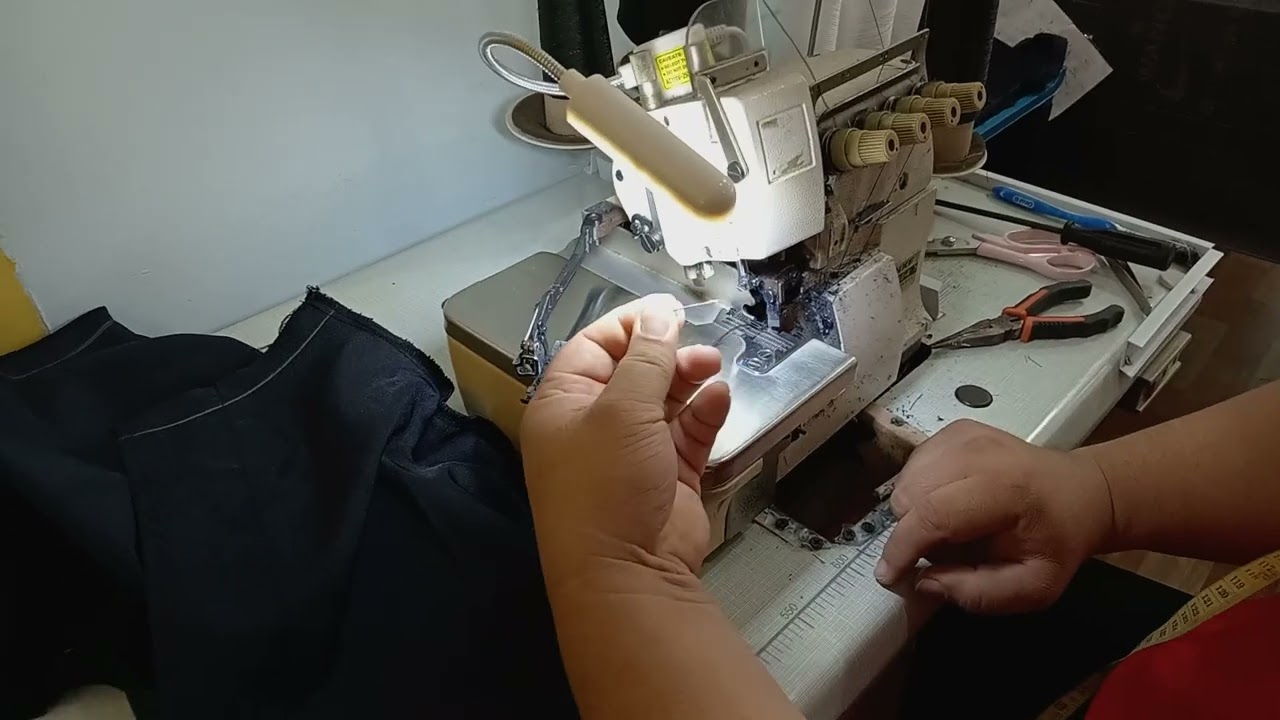 Cara menukar jarum mesin jahit tepi