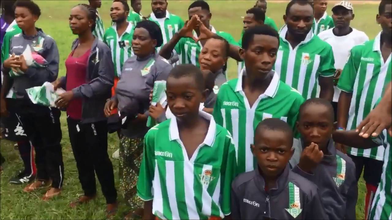 Benjamín y Ander Herrera, con los niños en África