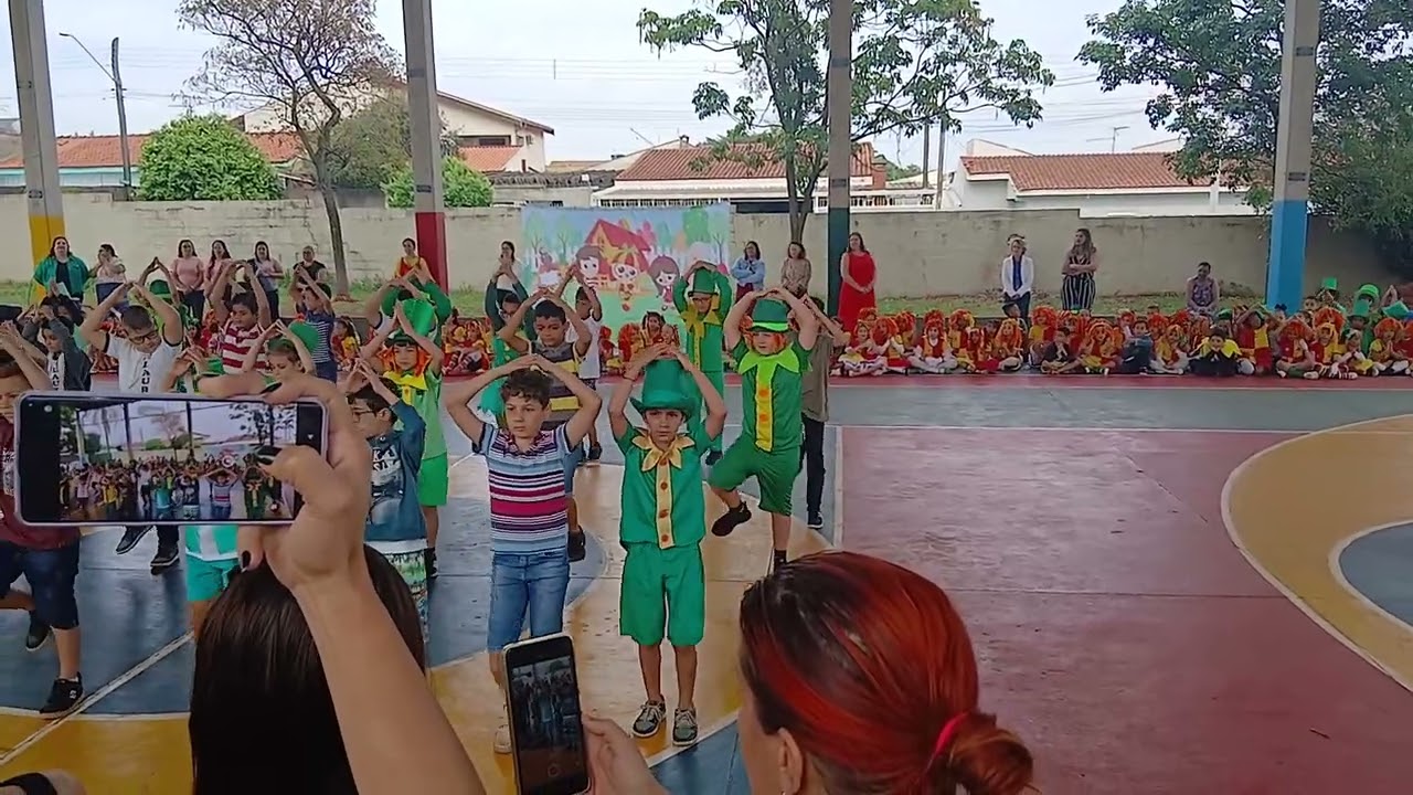 Dança do pedrinho e visconde de sabugosa (sítio do pica pau amarelo) apresentação 