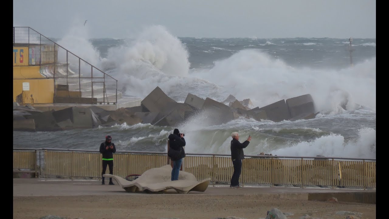 La borrasca 'Gloria' azota las playas de Barcelona con grandes olas