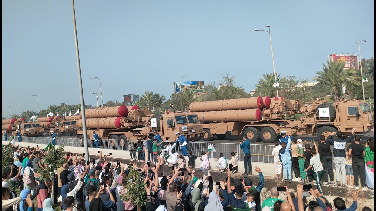 الاستعراض العسكري: لحظة مرور مدرعات، صواريخ وغيرها من الأسلحة المتطورة مع تفاعل كبير للجمهور