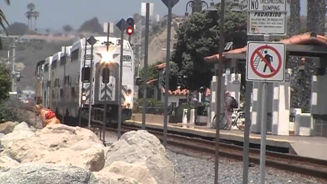 (HD)  Metrolink trains arrives in San Clemente with newly repainted Bombardier car