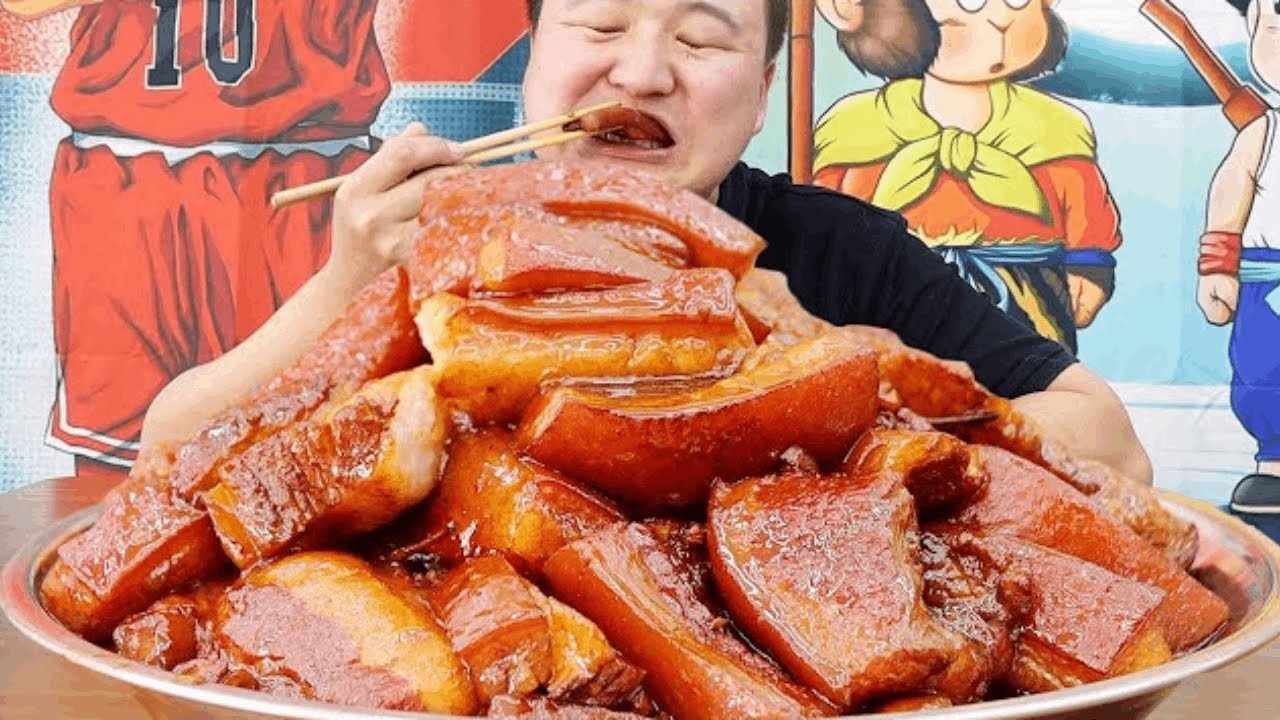 Ah Qiang made 5 jin of braised pork belly, which was fatty but not greasy,with an enticing color.