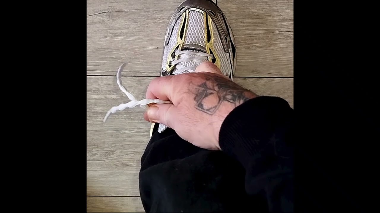 Faire des lacets à une main? Facile!!