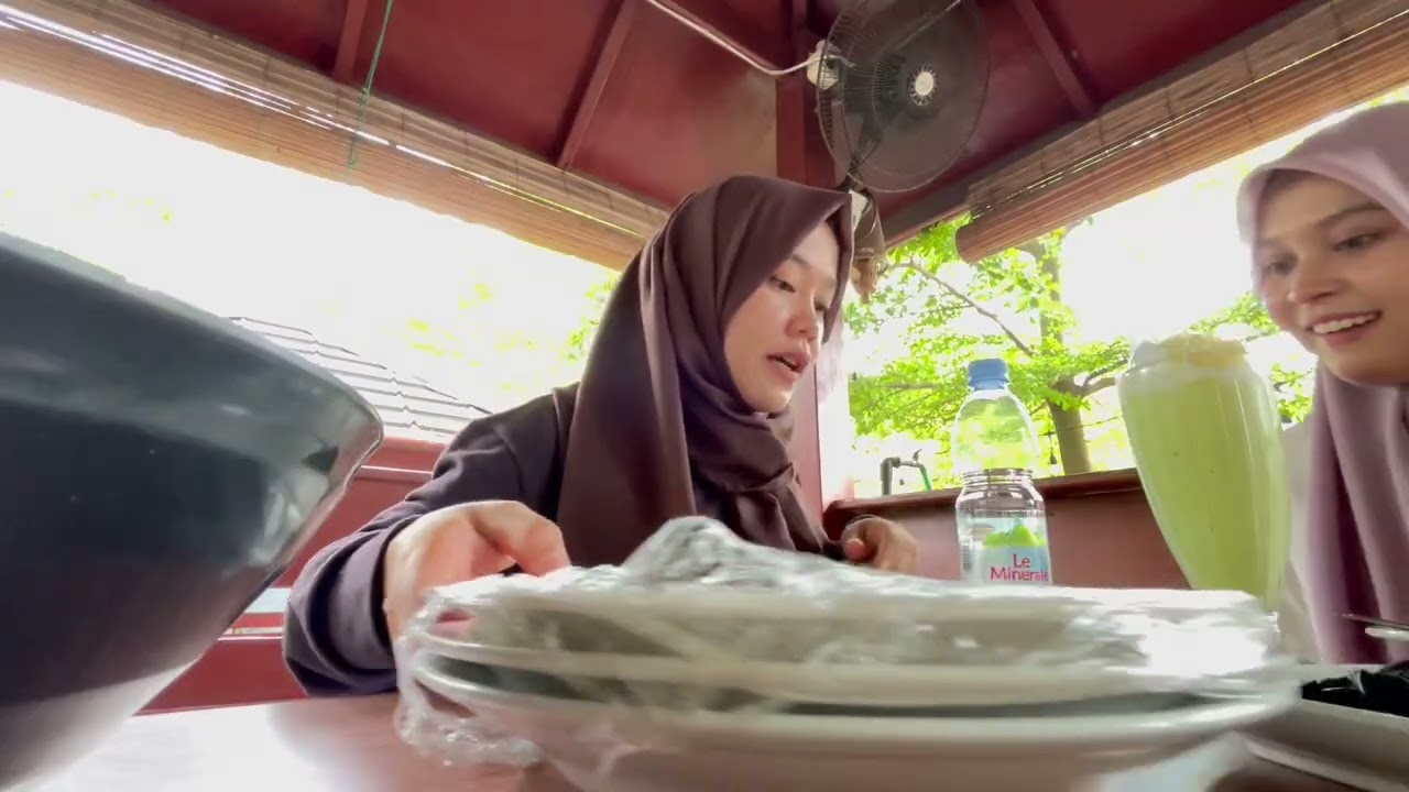 Bagian 1 | makan seafood di warung saoenk dg ramang