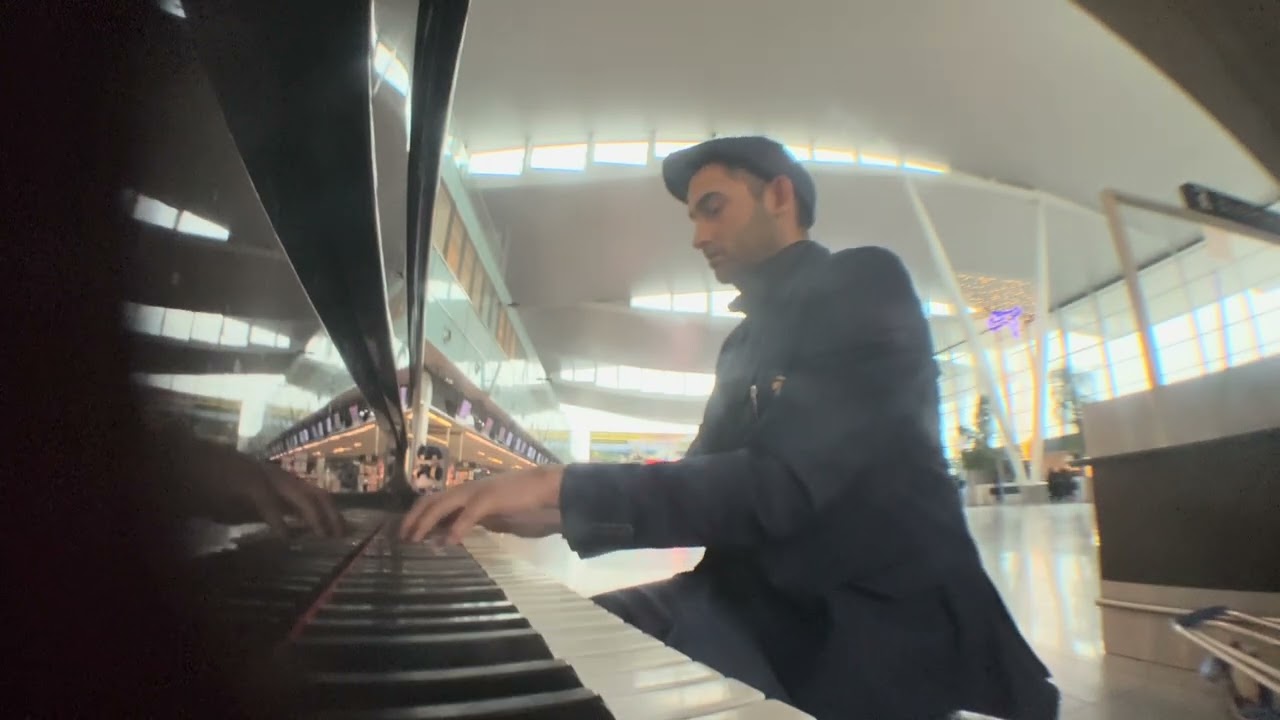 Jamming on the Grand Piano @ Wroclaw Airport