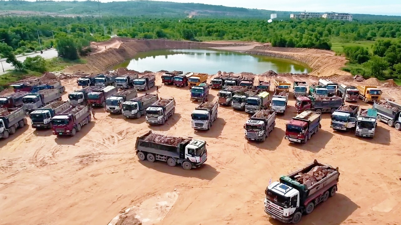 Impressive View! 300 Dump Trucks Preparing to Unload Huge Stones With 70 Hita Large Size Landfill