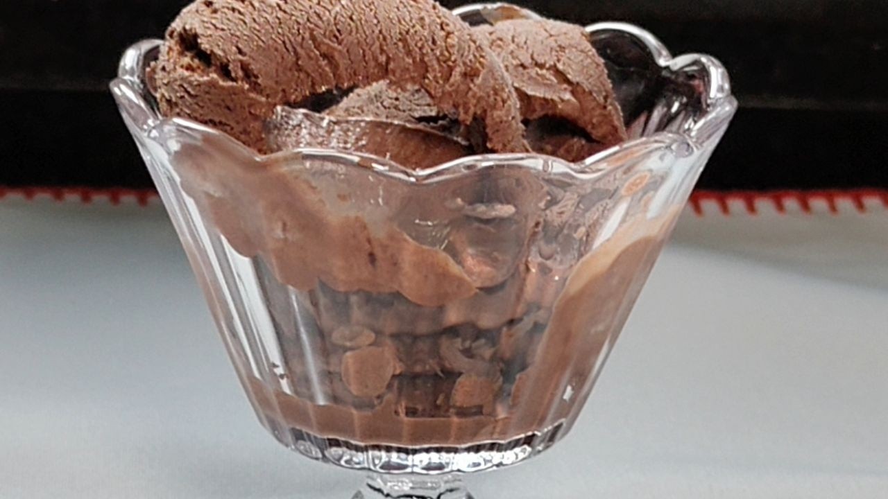 SORVETE DE CHOCOLATE CREMOSO NO POTE