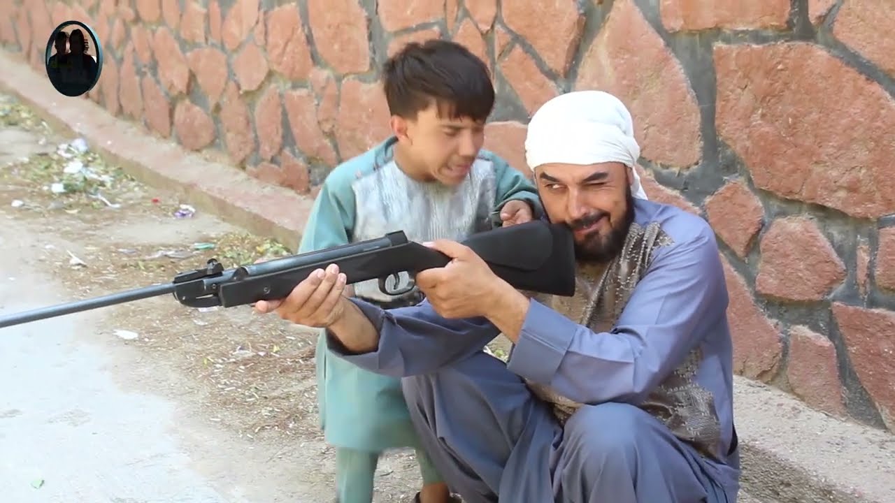 نمایش کجیر تفنگ شکاری داره به مردم نشون زنی یاد میده