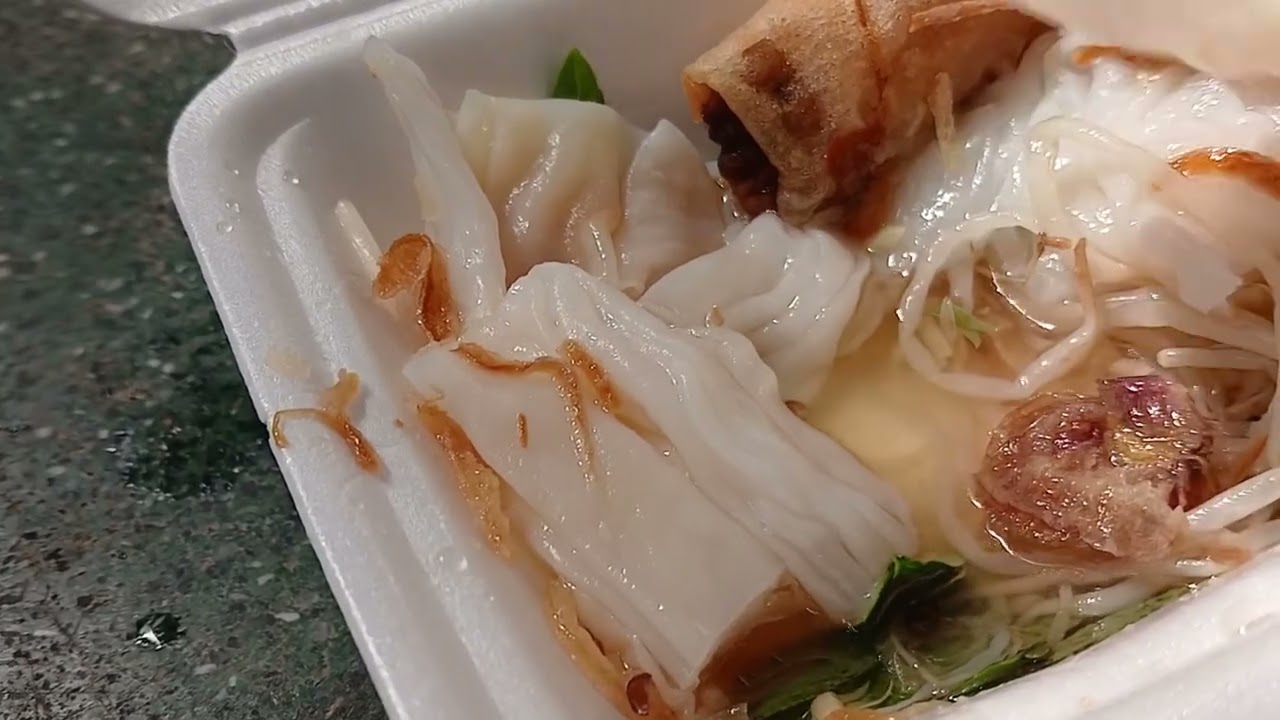 Sáng ăn bánh ướt chả giò.
