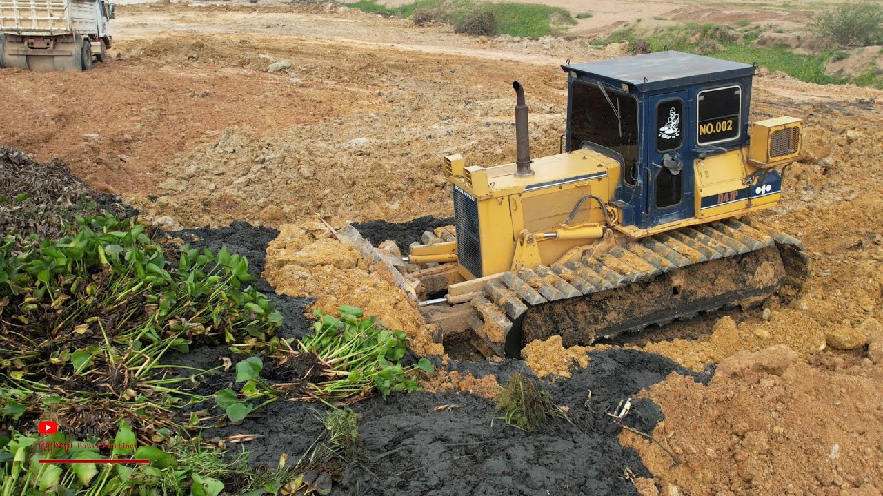 Great Best Extreme Dozer Heavy Clearing Land In Mud Special Activities Dump Truck Spreading